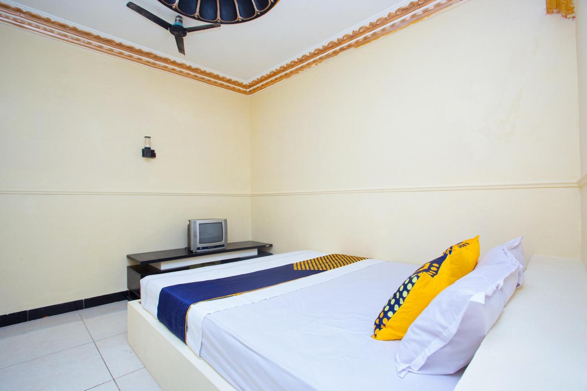 Spot On 2473 Buana Jaya Guest House Cilacap Exterior photo