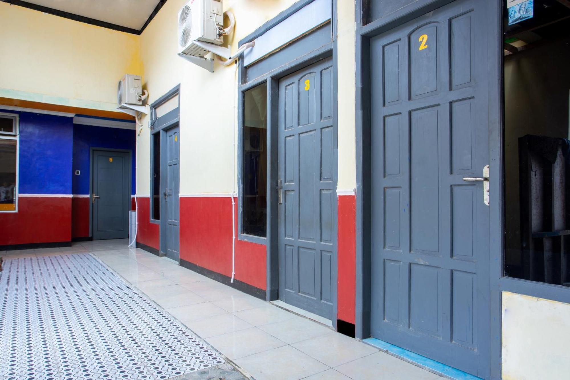 Spot On 2473 Buana Jaya Guest House Cilacap Exterior photo