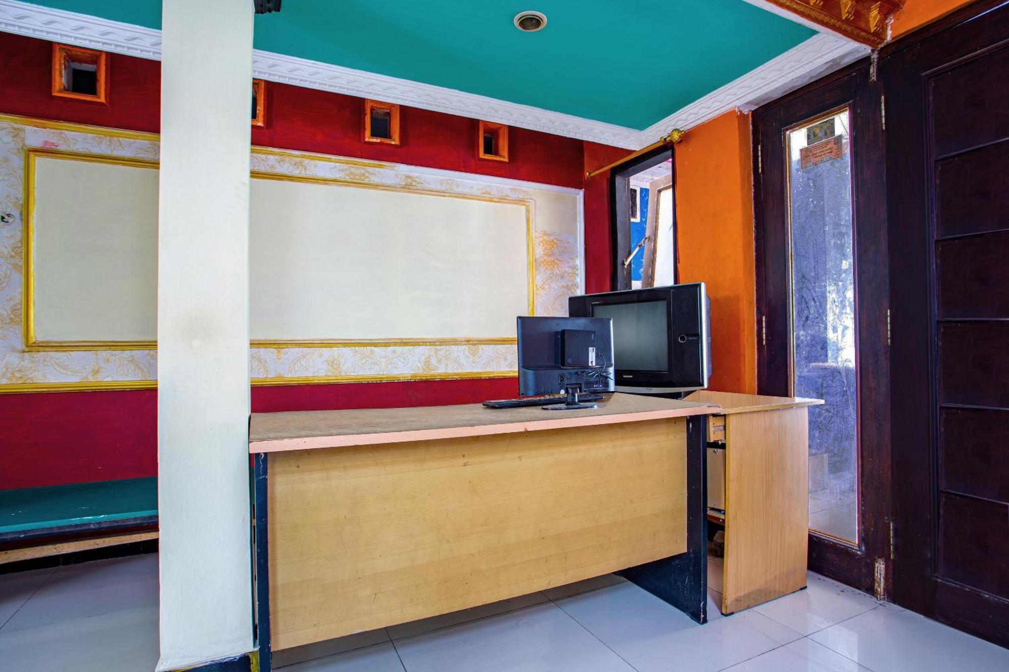 Spot On 2473 Buana Jaya Guest House Cilacap Exterior photo