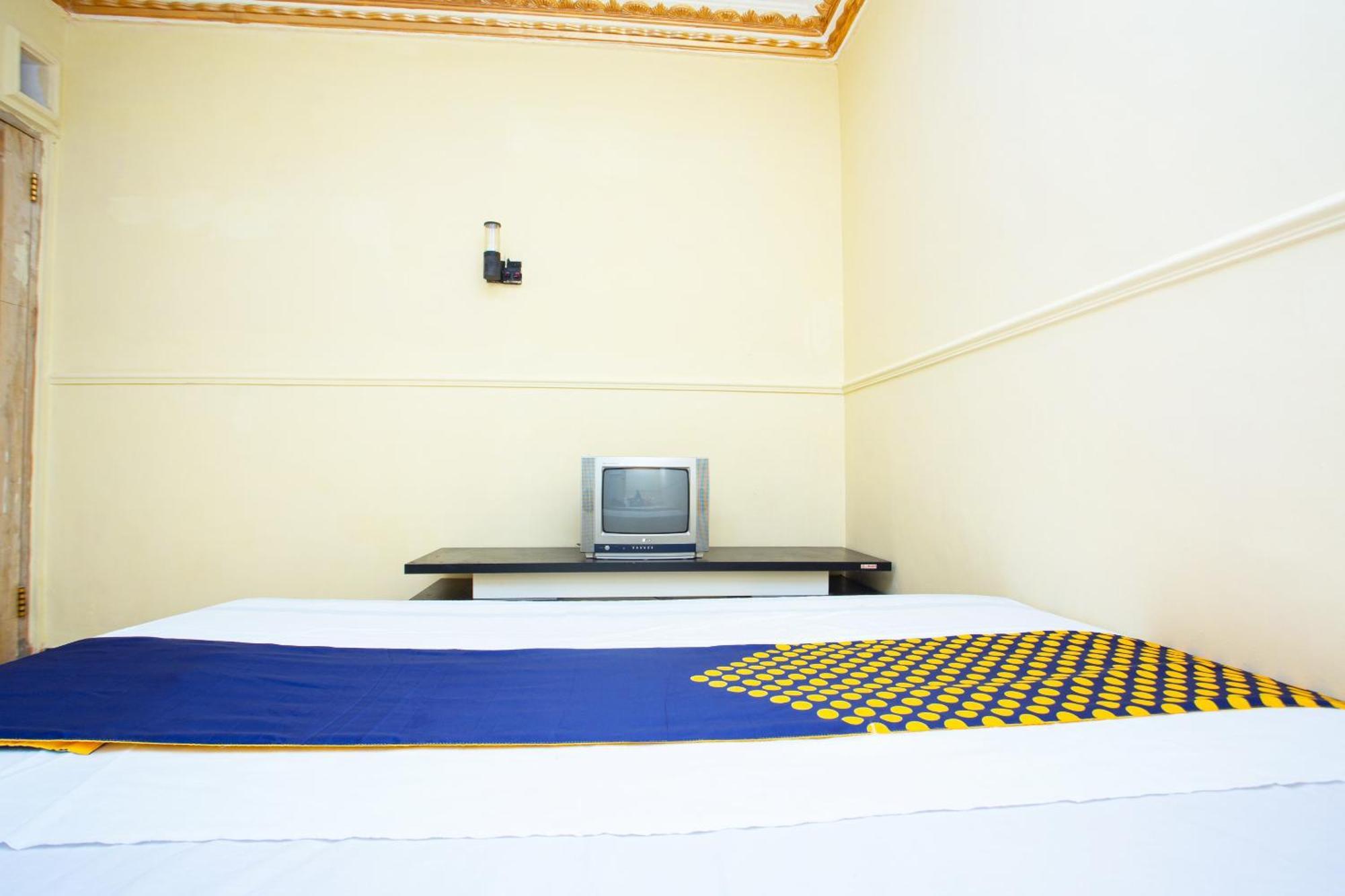 Spot On 2473 Buana Jaya Guest House Cilacap Exterior photo