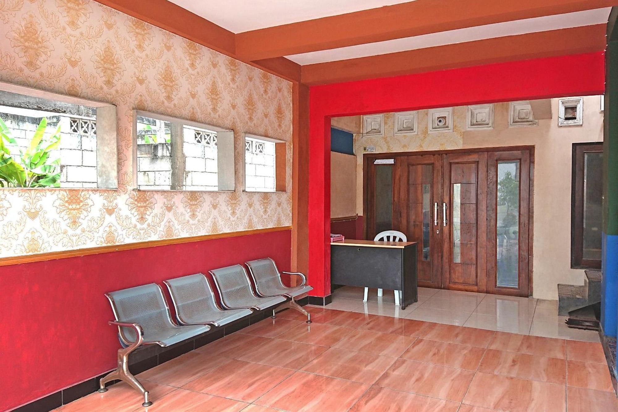 Spot On 2473 Buana Jaya Guest House Cilacap Exterior photo