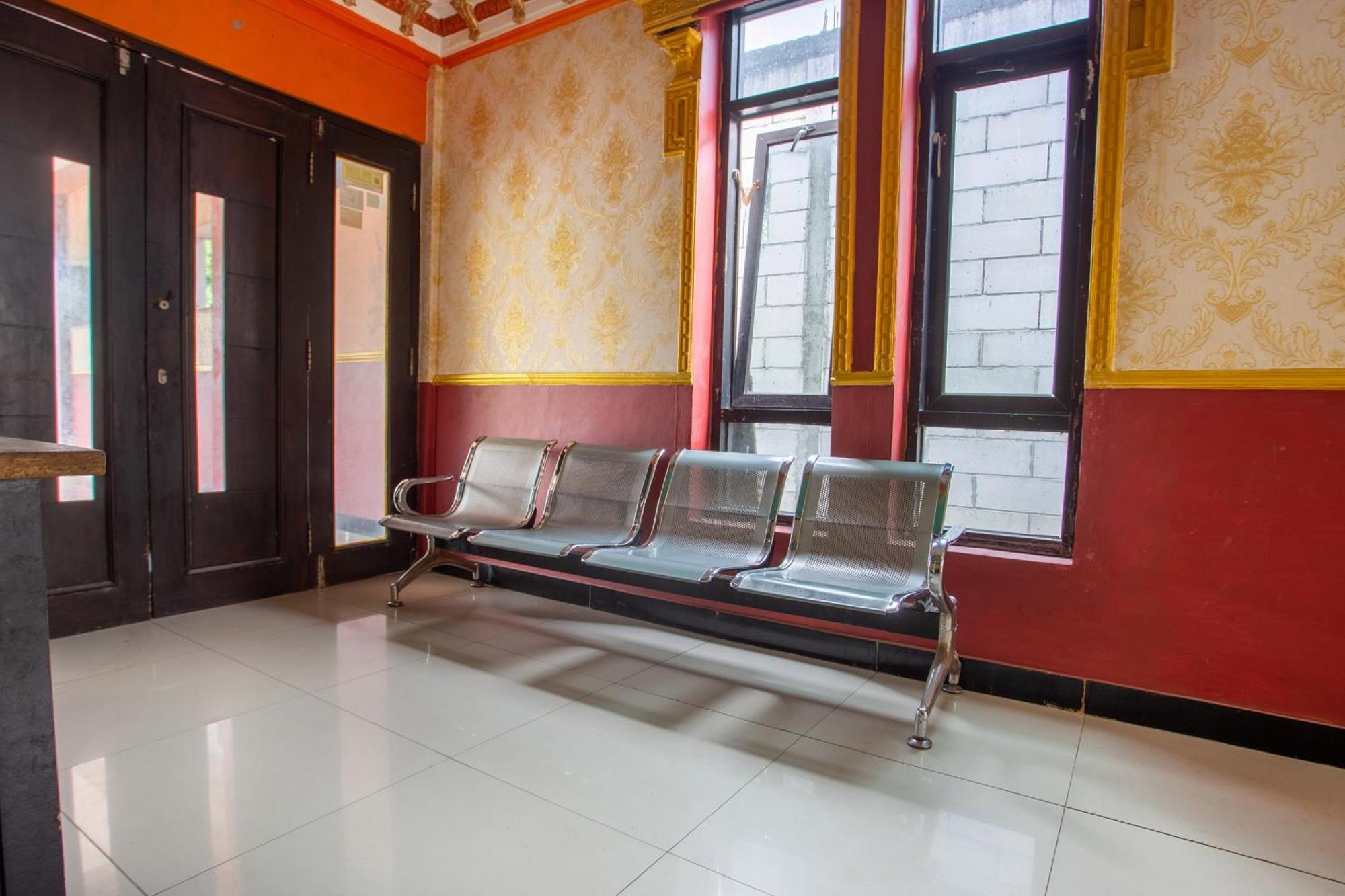 Spot On 2473 Buana Jaya Guest House Cilacap Exterior photo