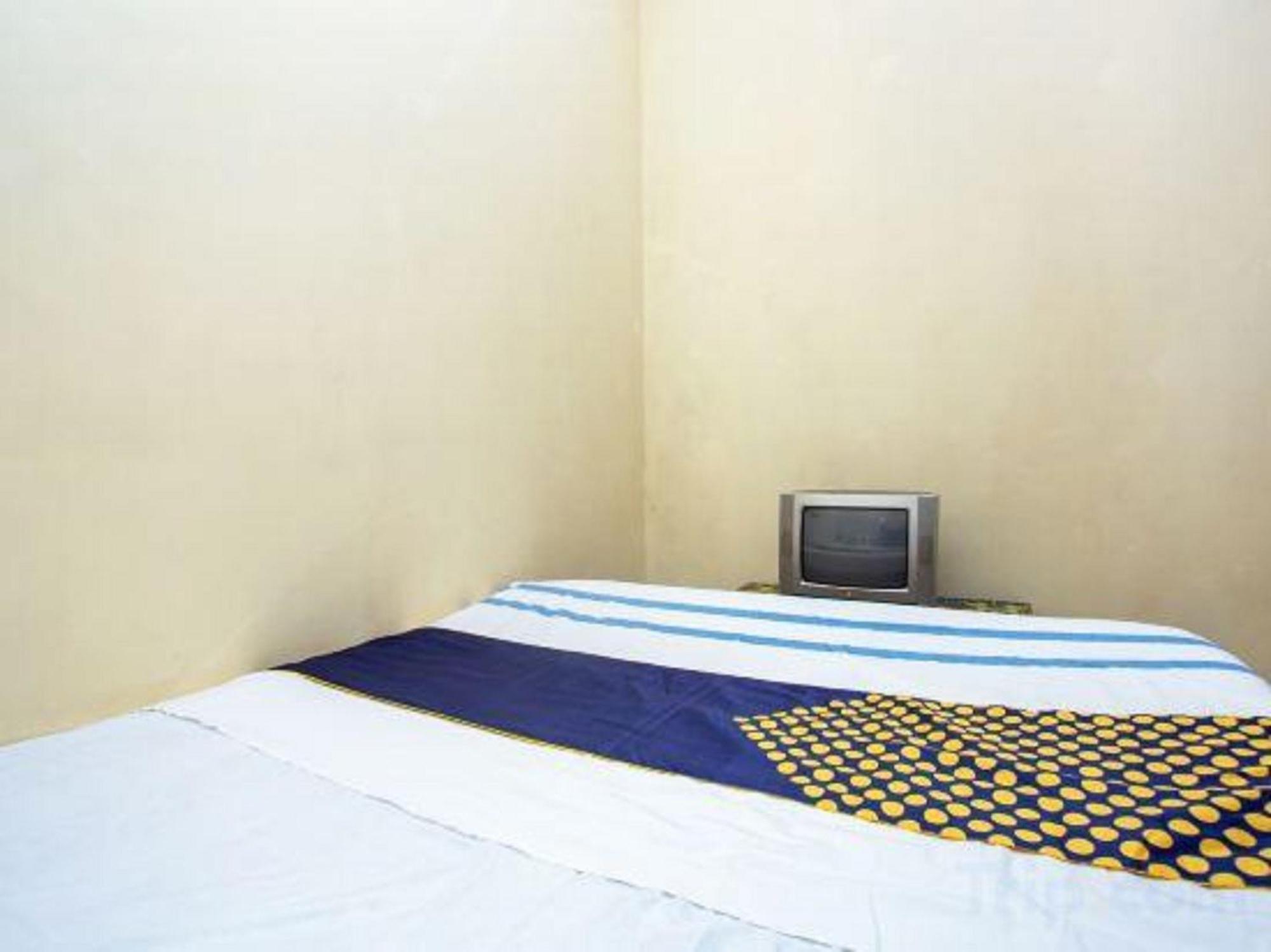 Spot On 2473 Buana Jaya Guest House Cilacap Exterior photo
